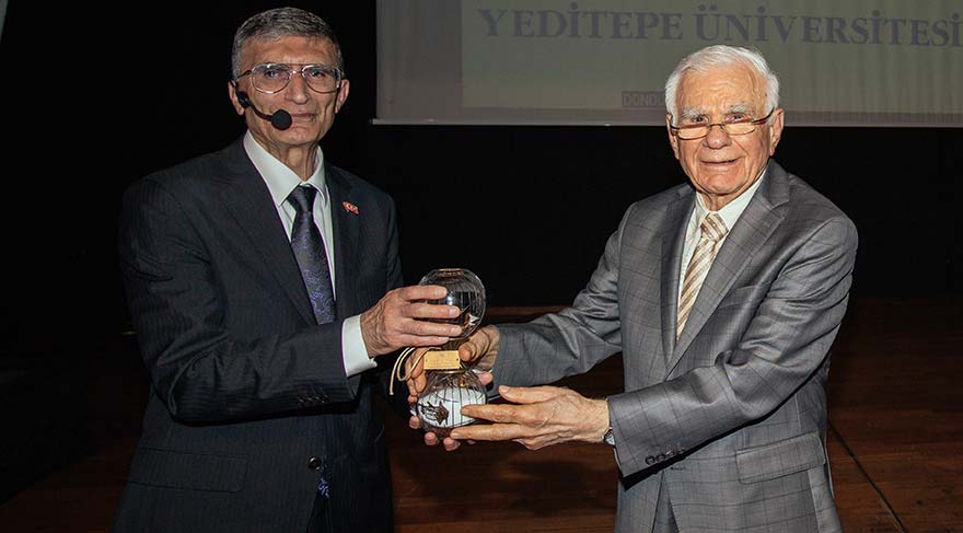 Prof. Dr. Aziz Sancar'a üniversitenin hediyesini, Prof. Dr. Gazi Yaşargil verdi.