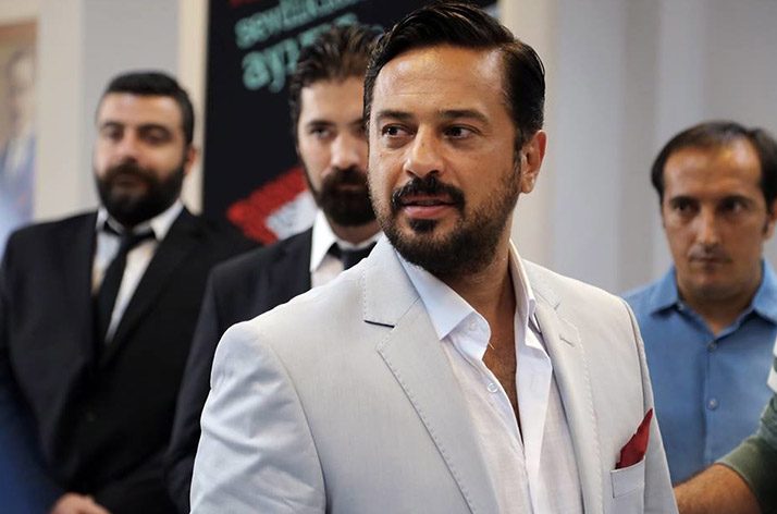 Aynı mahalleden yakın arkadaşlar olan Sedat, Harun ve Cihan, Sedat'ın bahiste kazandığı parayı harcamak için pavyona giderler.