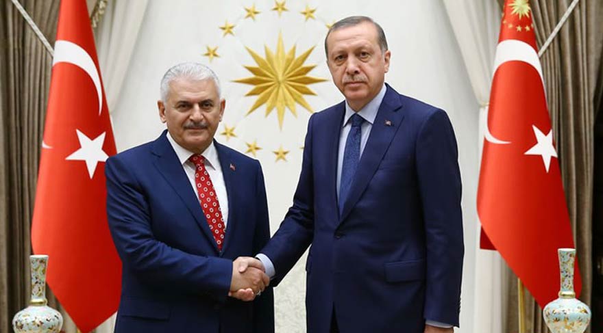 AKP'nin dün yapılan 2.olağanüstü kongresinde genel başkanlık görevine Binali Yıldırım getirildi. Hükümete yakın gazeteler Yıldırım'ın gelişini "Erdoğan'a başkanlık yolunun açılması" olarak yorumladı. Yine hükümete yakın gazeteler Yıldırım'ın görevinin 'bir geçiş süreci' olacağı ve dolayısıyla 'son Başbakan' olduğunu haberleştirdi. İşte günün gazete manşetleri.