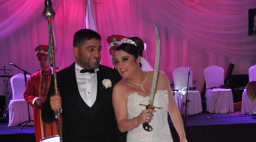 Gelin kılıç salladı damat mehter takımı yönetti
