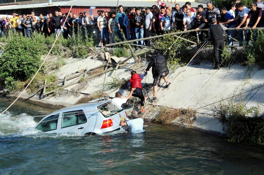 FOTO: DHA / Kahraman koca Osman Kocamaz, itfaiye ve çevredeki bazı vatandaşların da yardımıyla otomobil kıyıya çekilerek içindekiler kurtarıldı.