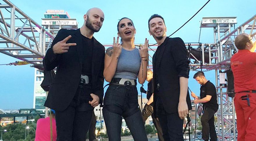 İrem Derici çok farklı bir şekilde şarkı söyledi