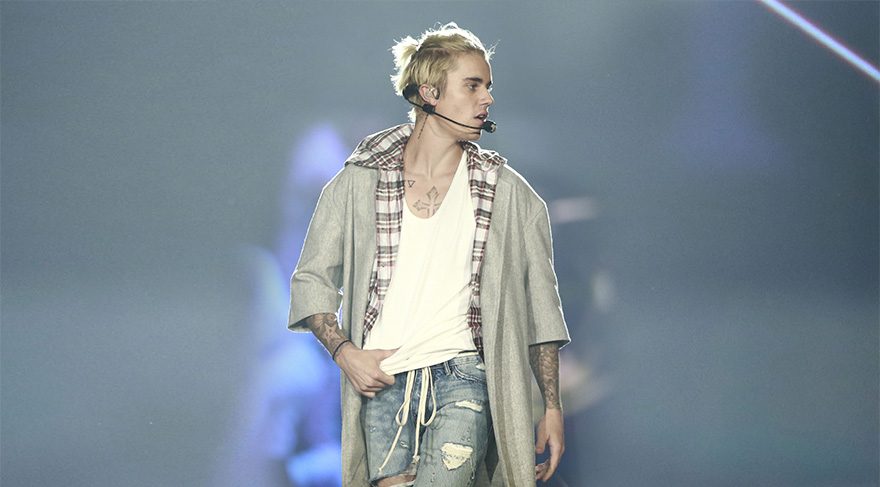 Justin Bieber çiğnenmiş sakızını hediye etti