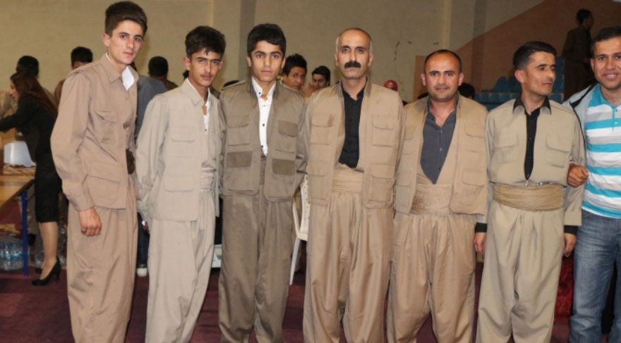 Lisenin mezuniyet törenine ait Milli Eğitim Bakanlığı'nın okullar sitesinde yer alan fotoğraflardaki giysiler dikkat çekti.