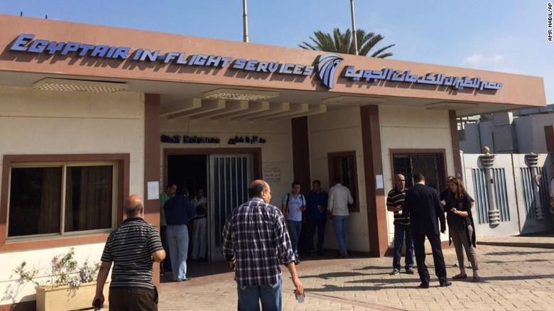 Uçakta bulunan Mısırlıların yakınları, Kahire'deki EgyptAir merkezinde toplanmaya başladı.