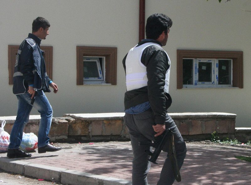 FOTO:DHA - İhbar üzerine bölgeye çok sayıda polis sevk edildi.