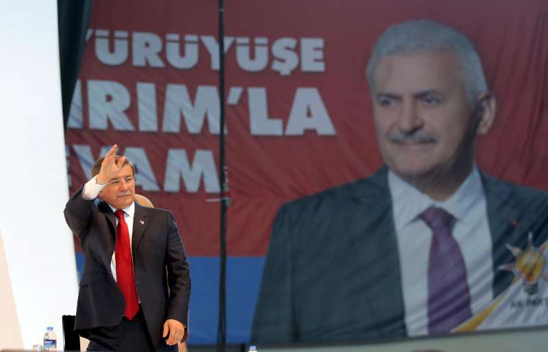 Davutoğlu'nun vedasının ardından Bekir Bozdağ, Binali Yıldırım'ın bin 282 delegenin imzası ile tek aday gösterildiğini açıkladı.