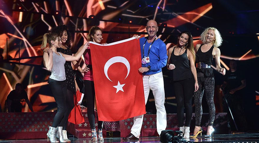 Serhat Hacıpaşalıoğlu Eurovision’da bayrağımızı sahneye taşıdı