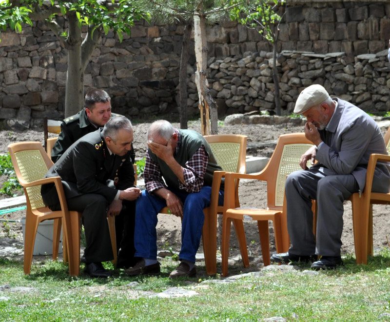 FOTO:DHA - Acılı babaya haberi askeri yetkililer verdi.