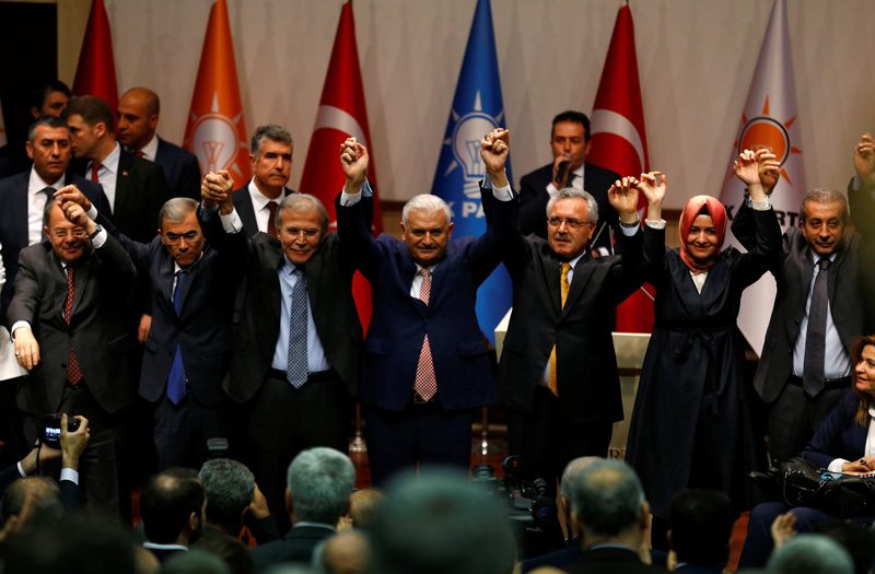 FOTO:Reuters - Açıklamanın ardından Binali YIldırım AKP'nin MYK kadrosuyla böyle poz verdi.