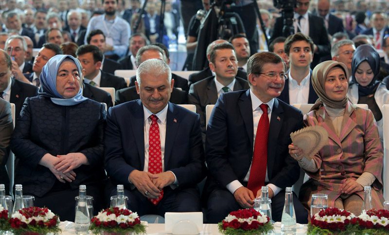 AKP'nin 2.Olağanüstü kongresi dün gerçekleştirildi. Davutoğlu'nun görevini Binali Yıldırım'a devrettiği kongrede objektiflere tarihi anlar da yansıdı. İşte kongreden kareler...