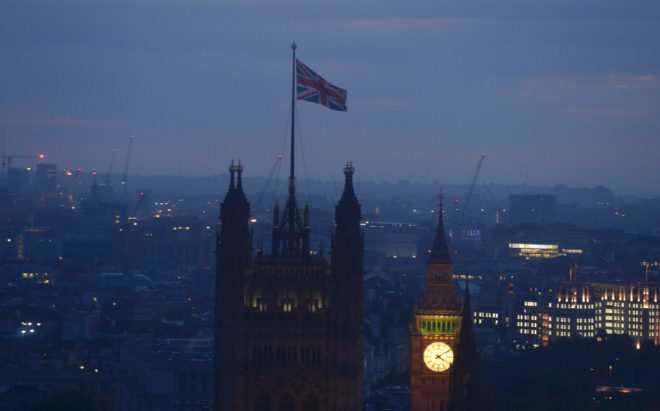 FOTO: REUTERS/ Tarihi referandumda oy sayma işlemi s&uuml;rerken, Londra'da şafak s&ouml;k&uuml;yor... 