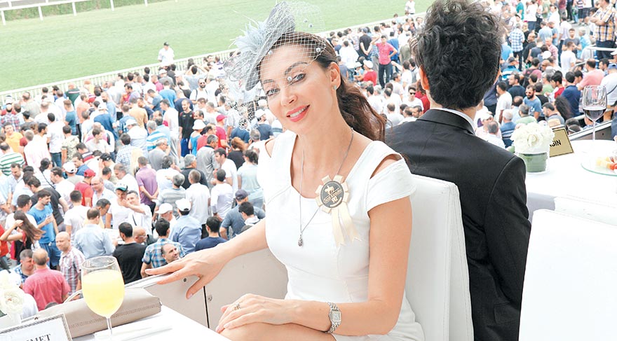 Yarışı yeni sevgilisiyle izledi