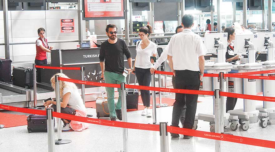 Kenan Doğulu ve eşi Beren Saat beş bavulla tatile çıktılar