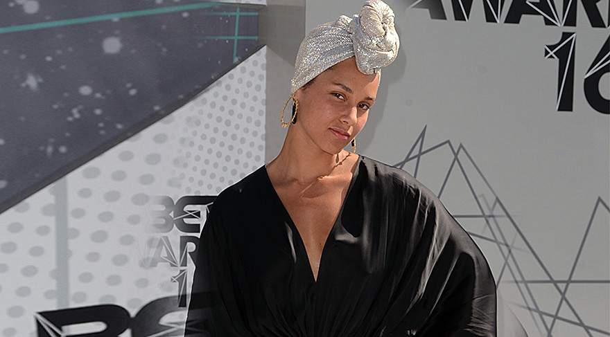 Alicia Keys ödül törenine makyajsız katıldı