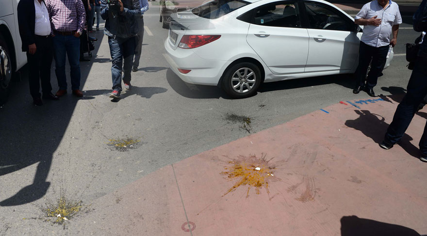 FOTO:DHA - CHP'lilerin üzerine yumurta atıldı.