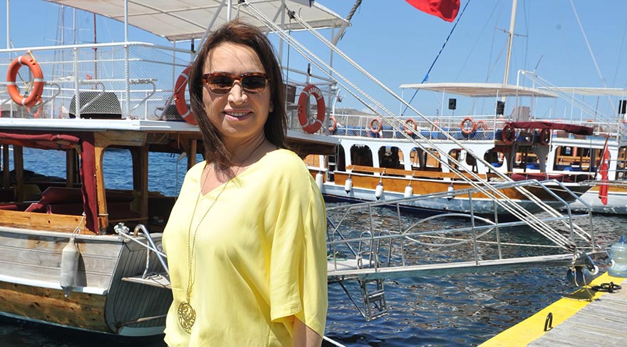 Demet Akbağ, Bodrum’da bir korsan gemisi görünce…