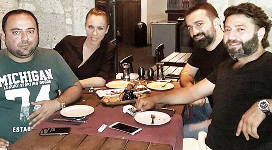 Murat Aşık ve Gökçen Paprika ile Alaçatı tatilinde