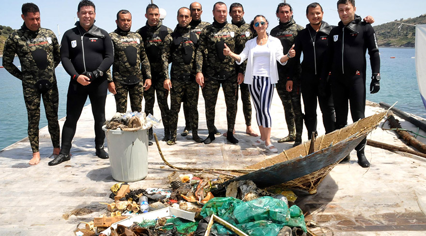 Muhtar azası Özlem Tekin, deniz dibi temizliği yaptı