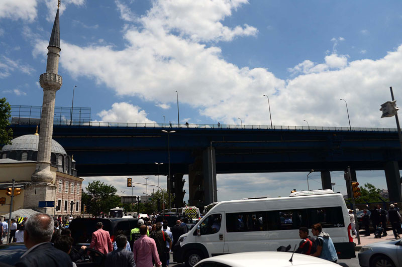 FOTO:DHA - CHP'liler dağılırken bir grup Haliç Köprüsü üzerinden yumurta attı.