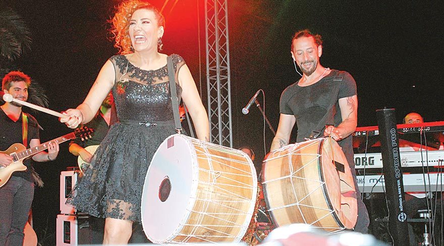 Hala-yeğen sahnede!