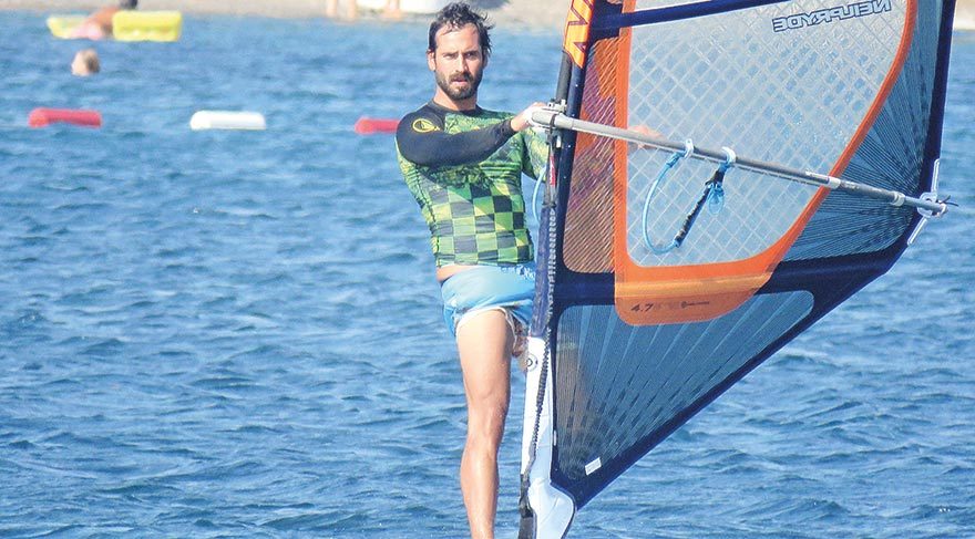 Özge Özpiriçci ve Burak Yamantürk’ün sörf keyfine zoraki mola