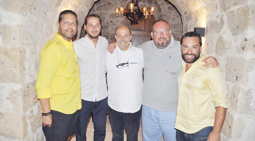 Çeşme’de renkli parti