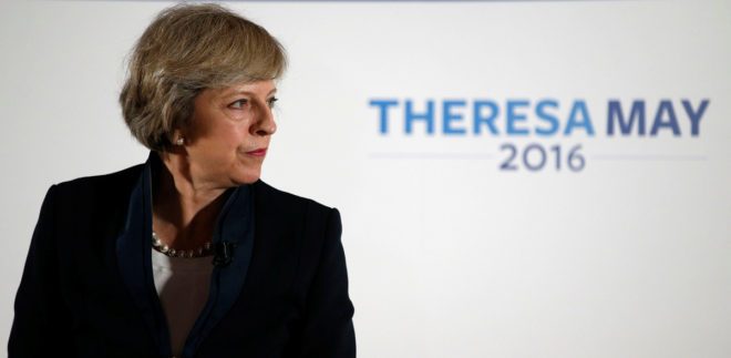 FOTO: REUTERS( Theresa May, İngiltere'de İçişleri Bakanlığı koltuğunda oturuyordu.