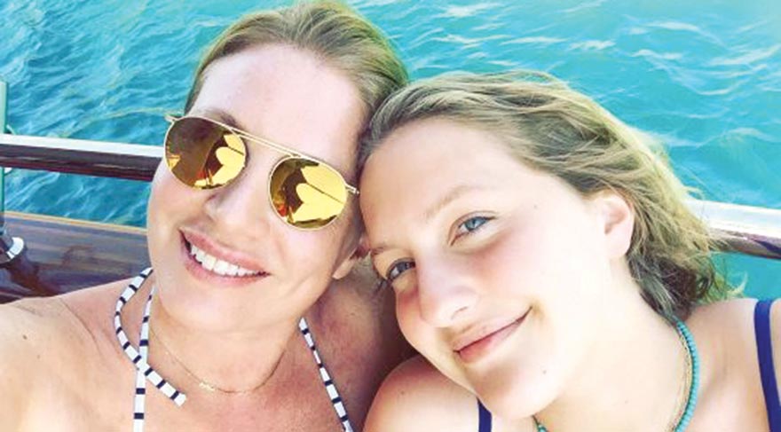 Caroline Koç, teknede küçük kızı Aylin'le birlikte çektiği selfie fotoğrafı takipçileriyle paylaştı.