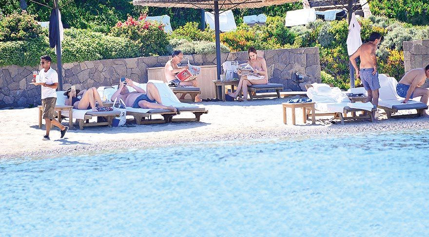 Plajda gazete keyfi