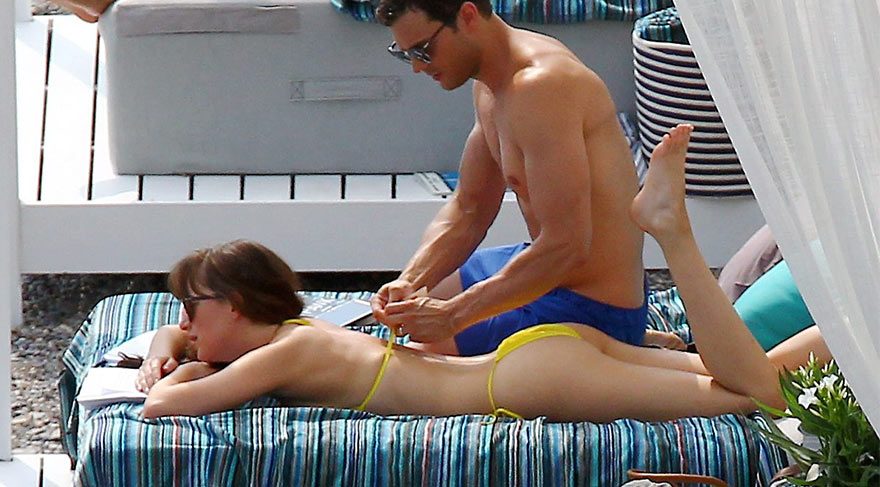Dakota Johnson üstsüz güneşlendi