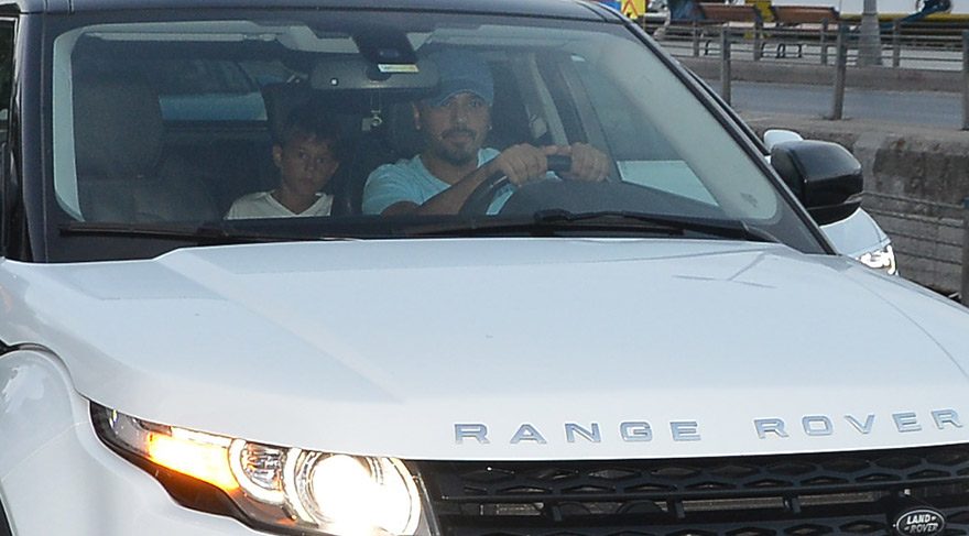 Emre Altuğ yeni arabasıyla oğlunu gezdirdi