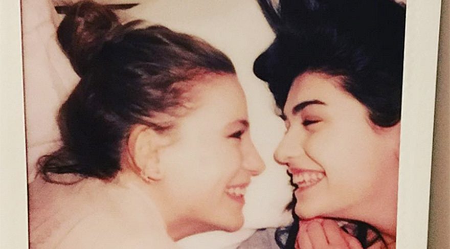 Hazar Ergüçlü’den Serenay Sarıkaya’ya kızkardeş göndermesi