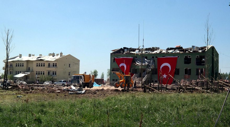 Hainlerin Mardin'den sonra bombalı araçla saldırdıkları Van Erciş'teki Pay karakolu ve lojmanlar bu hale geldi