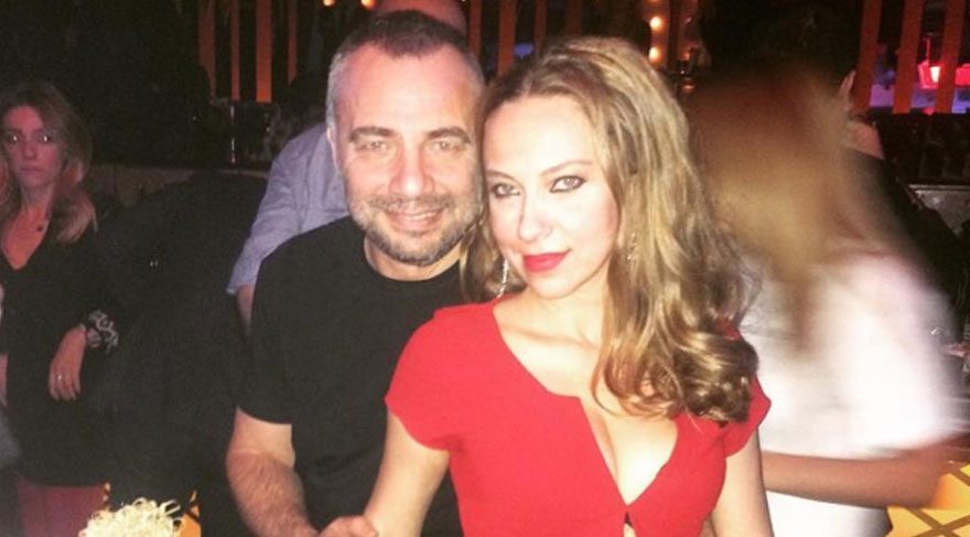 Oktay Kaynarca’nın fotoğrafındaki gizemli sarışın kim?