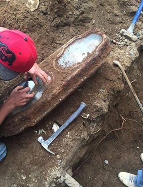 ABD'nin San Francisco kentinde, inşaat işçileri kazdıkları bir evin altında bronz ve camdan yapılmış bir tabut buldular.