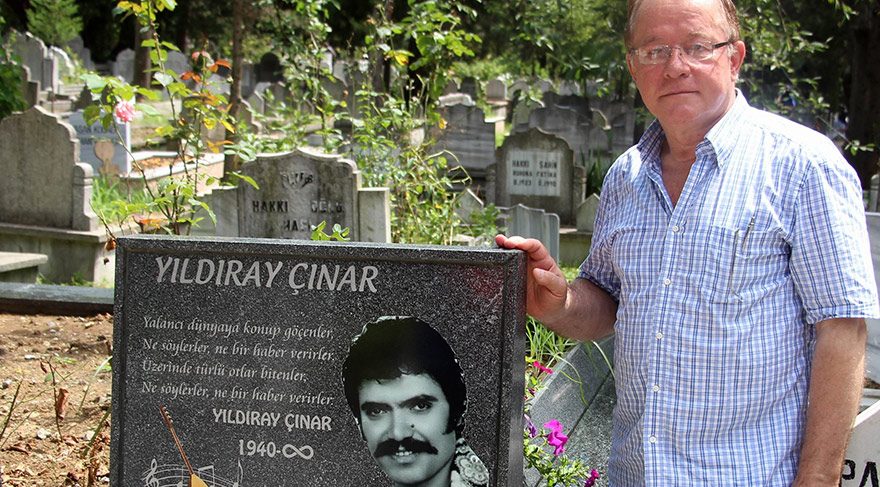 Yıldıray Çınar’ın hayranı Muammer Çakıroğlu her Türkiye ziyaretinde Çınar’ın mezarına koşuyor