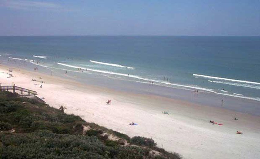 Volusia, Florida</br>ABD'nin Florida eyaletindeki Volusia şehri, köpekbalığı saldırılarıyla bilinen plajlara ev sahipliği yapıyor. Bölgede 1882 yılından bu yana 267 saldırı kayıt altına alınmış. </br>Bu rakam, Volusia'nın tek başına, tüm Güney Afrika'dan fazla köpekbalığı saldırısına ev sahipliği yapması anlamına geliyor.