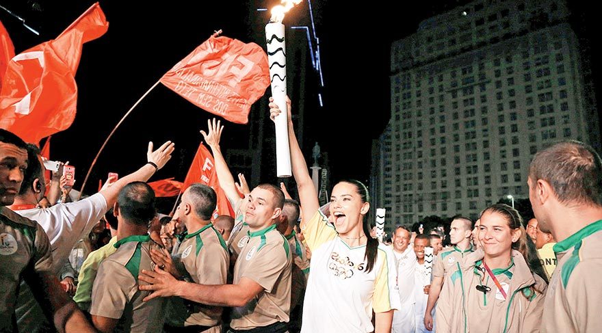 Olimpiyat meşalesini Adriana taşıdı