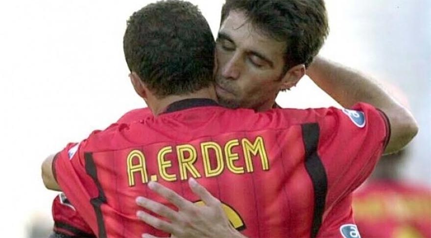 Cemaat'in kucakladığı futbolcular: Arif Erdem ve Hakan Şükür.