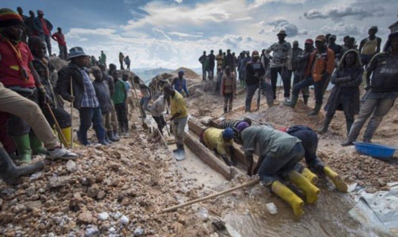 Söz konusu madeni elleriyle çıkarmak zorunda olan işçiler Ruanda ve Uganda sınırındaki bir dağın zirvesinde tehlikeli bir şekilde çalışıyor.