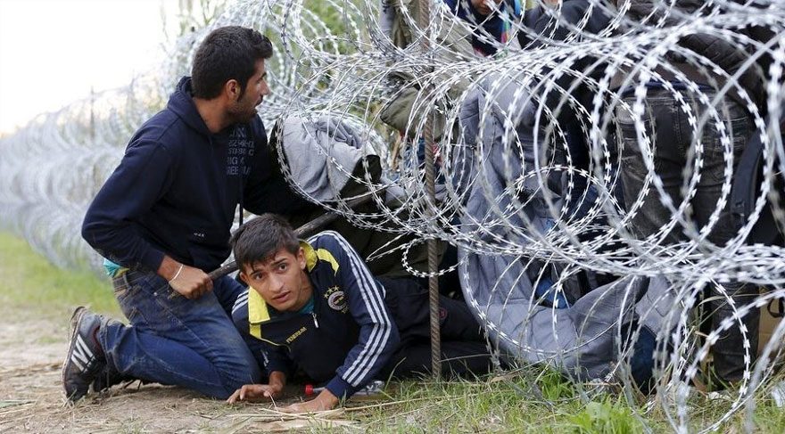 2015 yılının yaz aylarında Macaristan'ın Sırbistan sınırındaki Roszke kasabasında mülteci krizi yaşanmıştı. Mülteci kamplarında tutulan çoğu Türkiye'den gelen Suriyeli sığınmacı tel örgüleri geçmek isterken polis müdahalesiyle karşılaşmıştı. (Foto: Reuters)