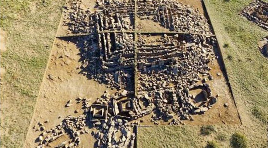 Kazakistan’da 3000 yıllık anıt mezar özelliğinde piramit keşfedildi