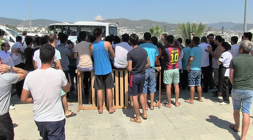 Eylem yapan personel lüks oteli işgal etti