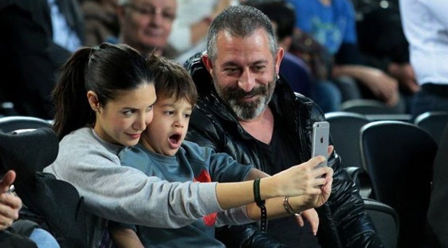 Cem Yılmaz’dan Ahu Yağtu’ya baterili serenat