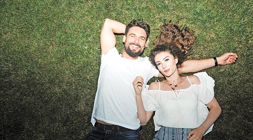 Burcu Özberk, rol arkadaşı Ali Ersan Duru’ya gönlünü kaptırmış!