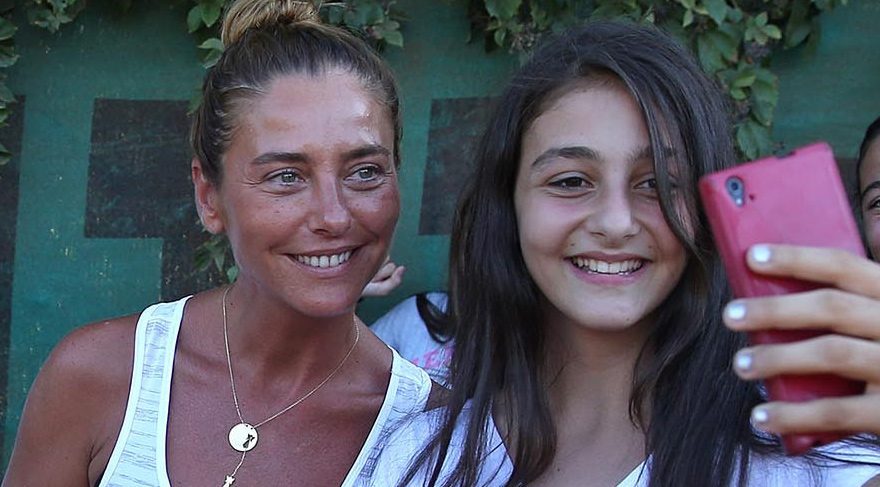 Bucalı çocuklara Ece Uslu sürprizi