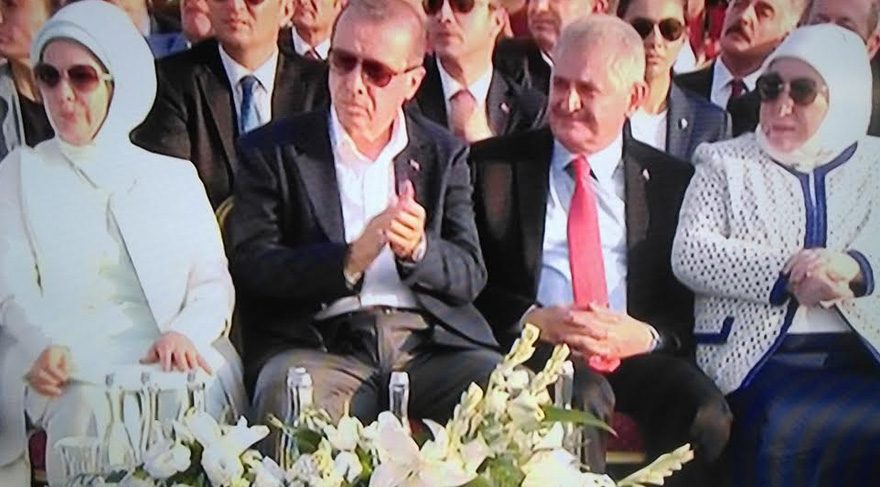 Bahçeli'nin konuşmasını Cumhurbaşkanı Erdoğan böyle alkışladı.