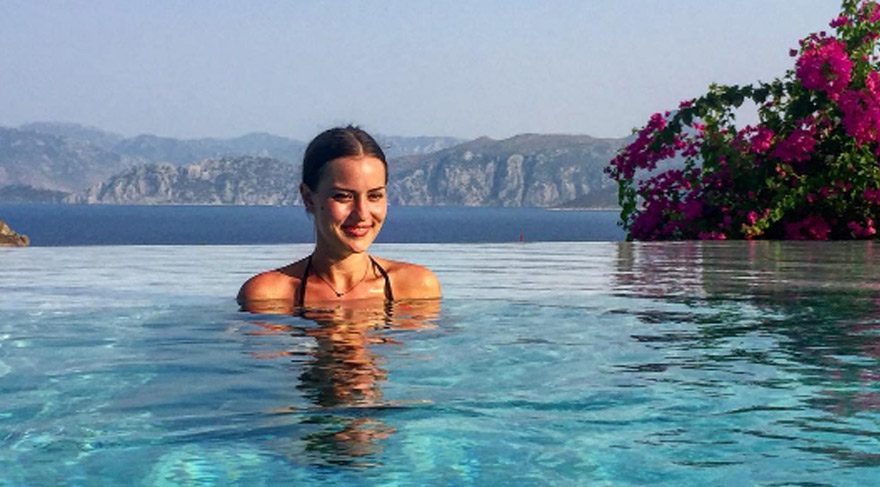 Fahriye Evcen’in havuz keyfi