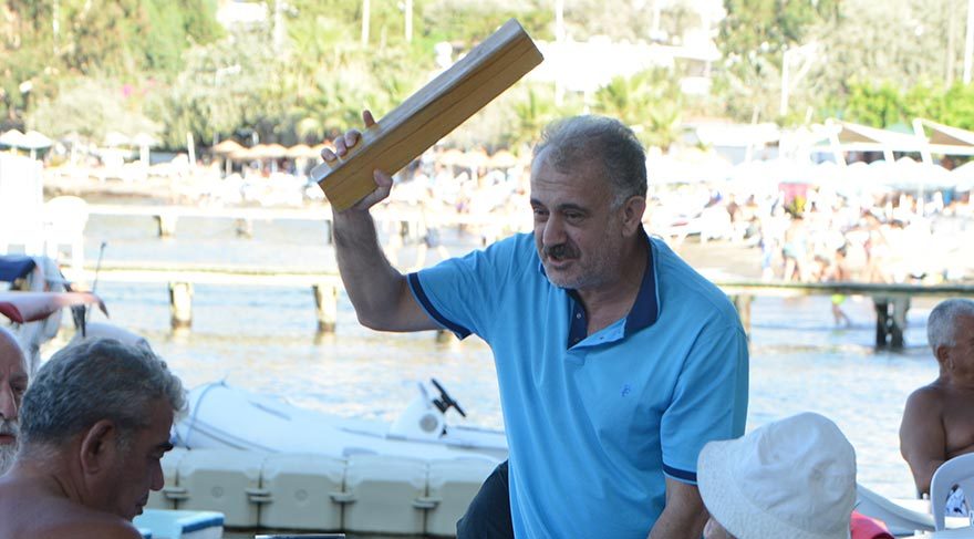 Faik Öztürk okey yiyince sinirlerine hakim olamadı
